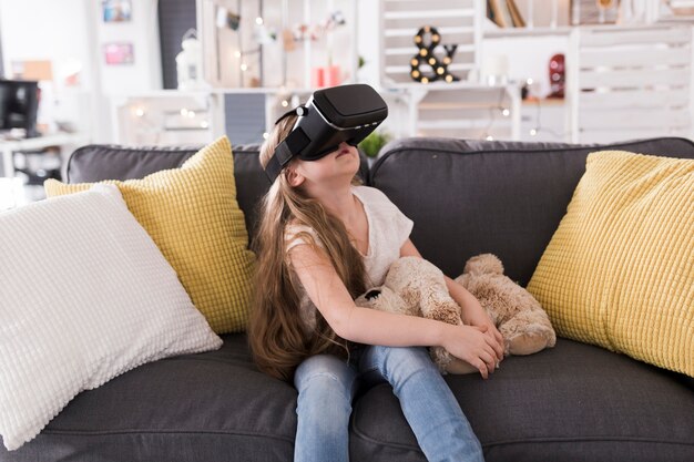 Fille avec des lunettes VR