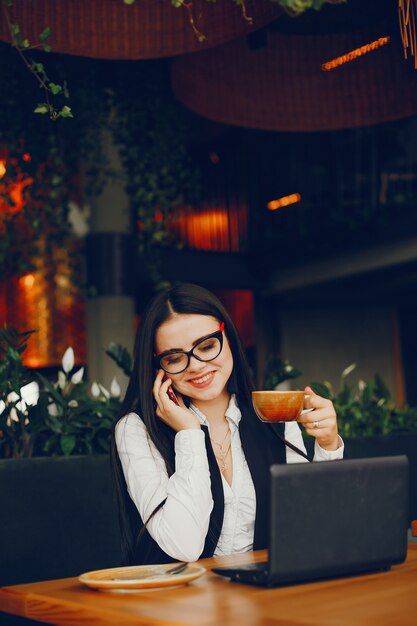 fille de luxe assise dans un restaurant