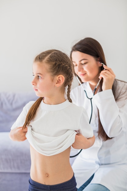 Fille malade en cours d&#39;examen par le médecin