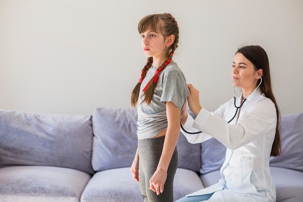 Fille malade en cours d&#39;examen par le médecin