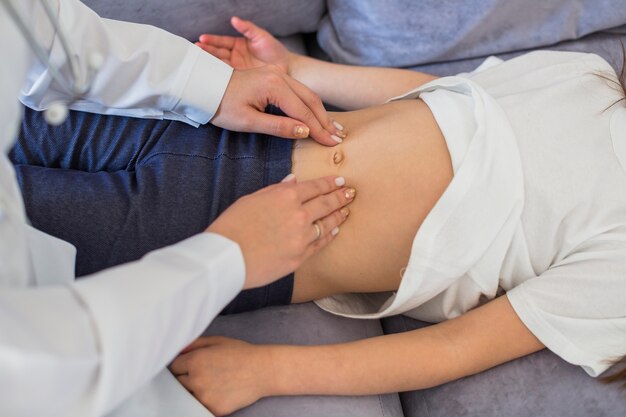 Fille malade en cours d&#39;examen par le médecin