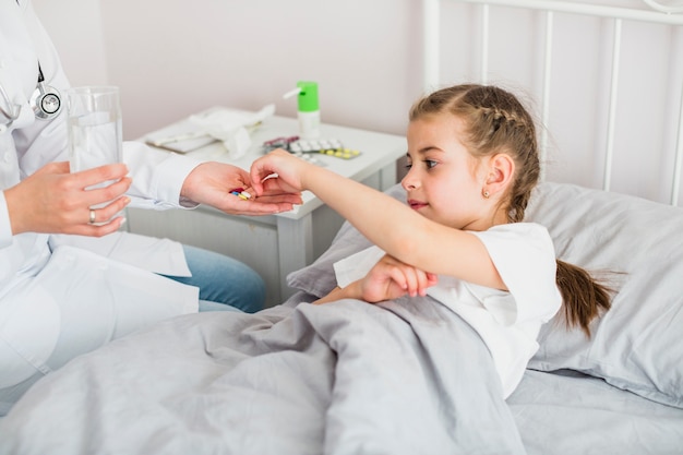 Fille malade avec des pilules