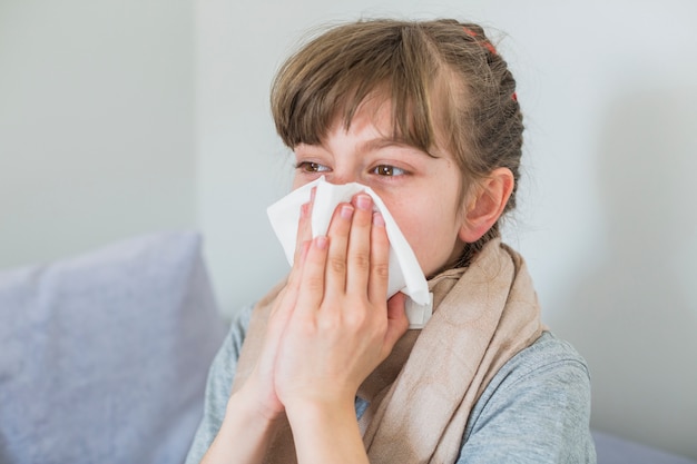 Fille malade se moucher