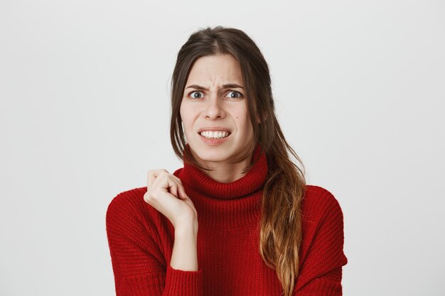 Fille maladroite et dérangée grincer des dents d'une scène horrible