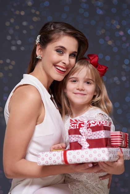 Photo gratuite fille et maman avec une pile de cadeaux