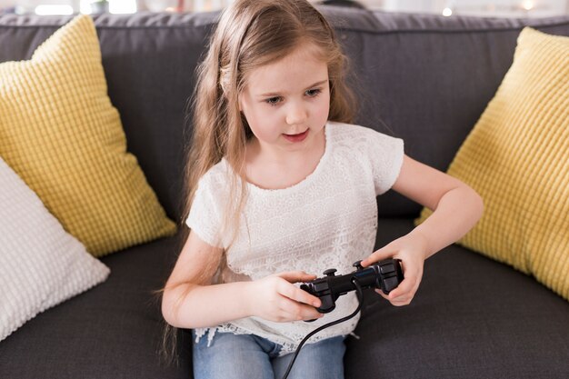 Fille avec manette