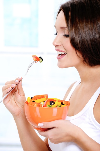 fille mange une salade de légumes frais