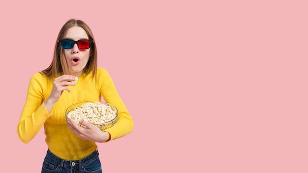 Photo gratuite fille mangeant du pop-corn