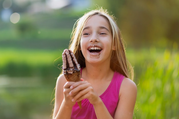 Fille, manger, glace chocolat, dans parc