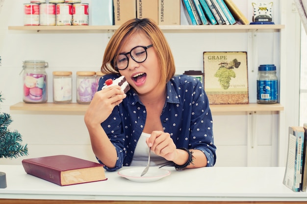 Fille de manger un morceau de gâteau