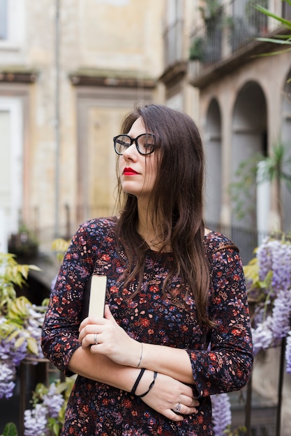 Fille marchant avec un livre