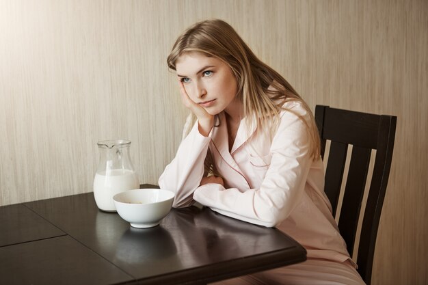 La fille en a marre du même petit-déjeuner tous les jours dérangée et ennuyée