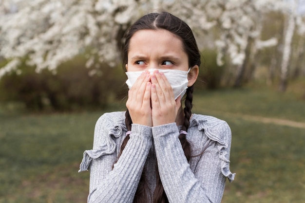 Fille avec masque en détournant les yeux