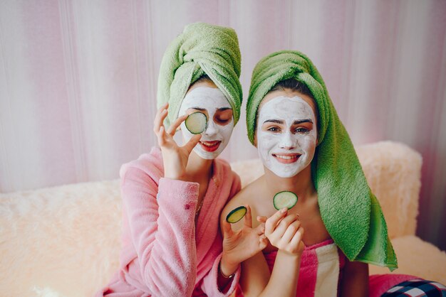 Fille avec masque