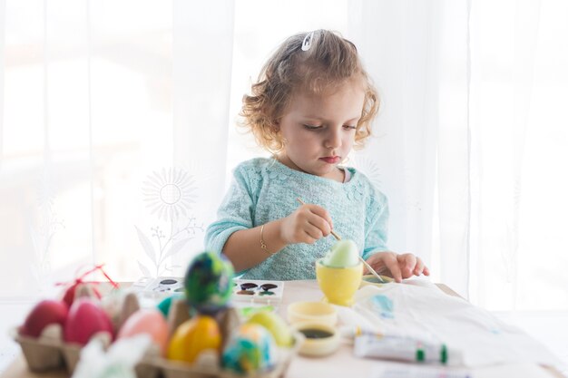 Fille de mélange de peinture pour oeuf