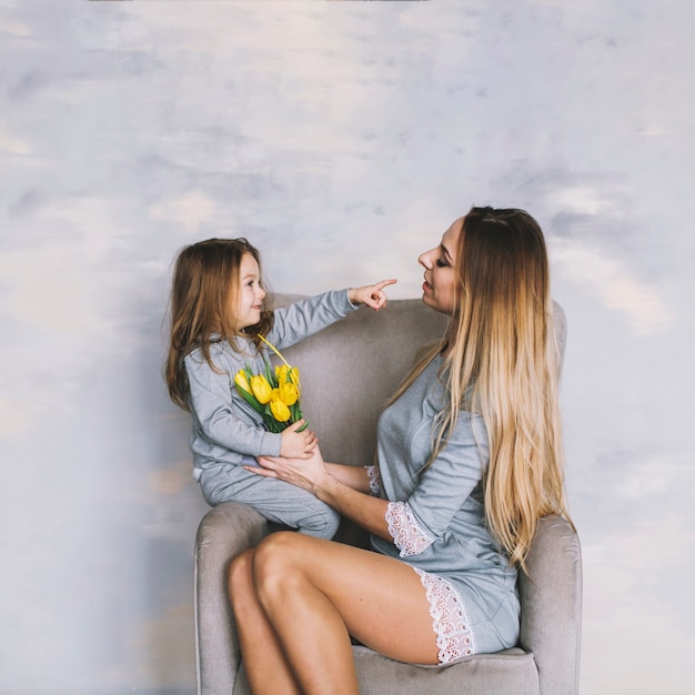 Fille et mère ensemble sur une chaise