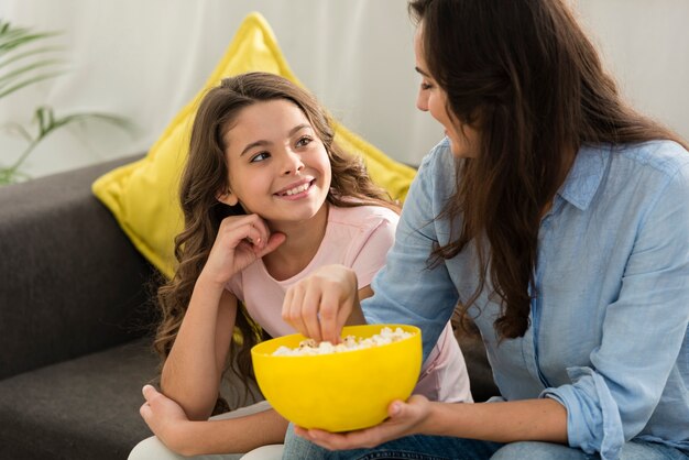 Fille, mère, manger, pop-corn, ensemble