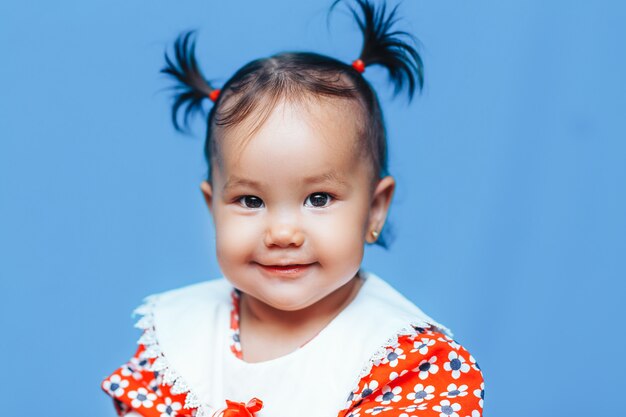 Petite Fille Sur Le Ventre Levant Les Yeux Avec Une Expression Surprise Photo Premium Petite Fille Sur Le Ventre Levant Les Yeux Avec Une Expression Surprise Photo Premium