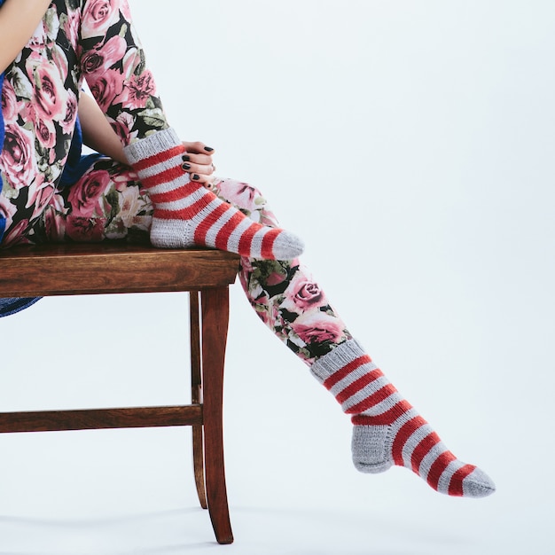 Photo gratuite fille à la mode en chaussettes tricotées