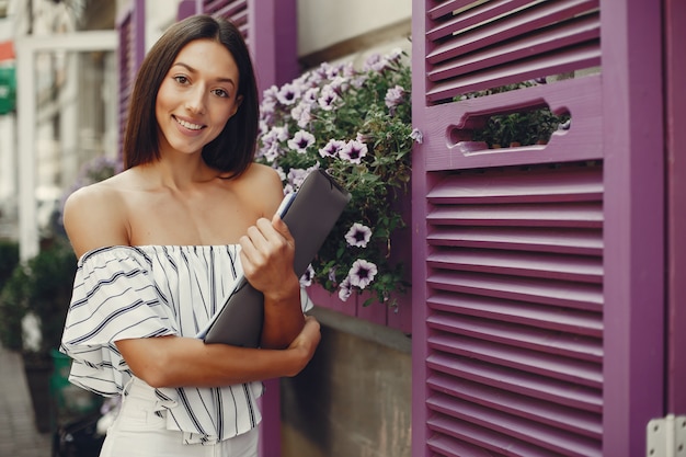 Photo gratuite fille de mode debout dans une ville d'été