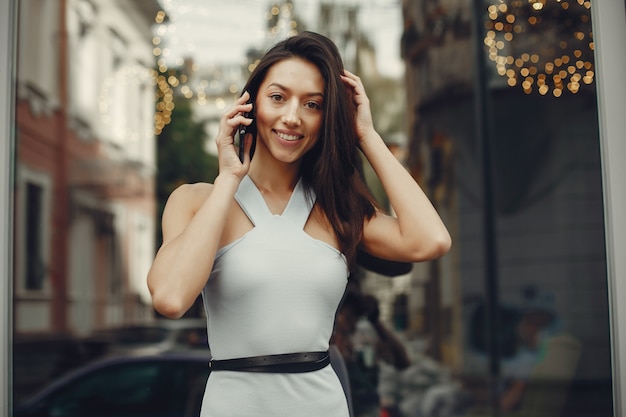 Fille de mode debout dans une ville d&#39;été