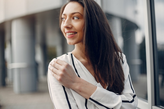 Fille de mode debout dans une ville d&#39;été