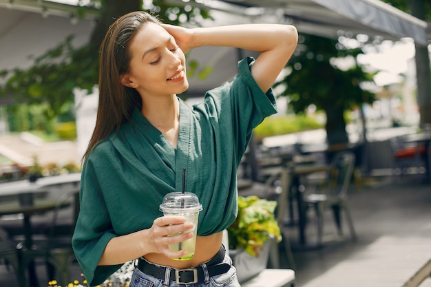 Fille de mode debout dans une ville d'été