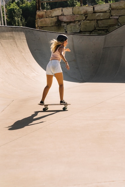 Fille moderne avec patinage de casque