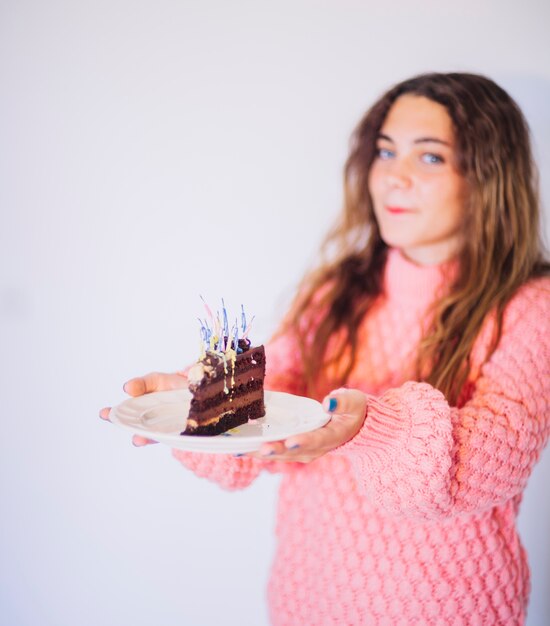 Fille montrant un gâteau au chocolat