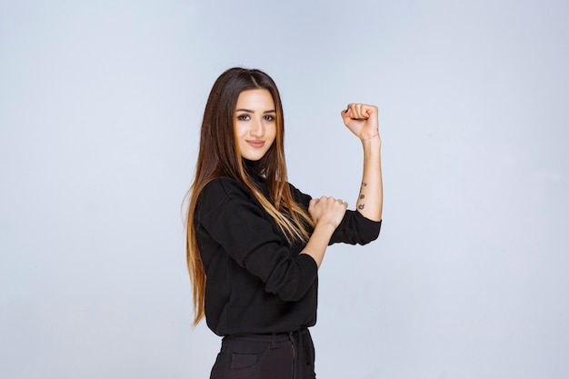 Fille montrant son poing et sa force. photo de haute qualité