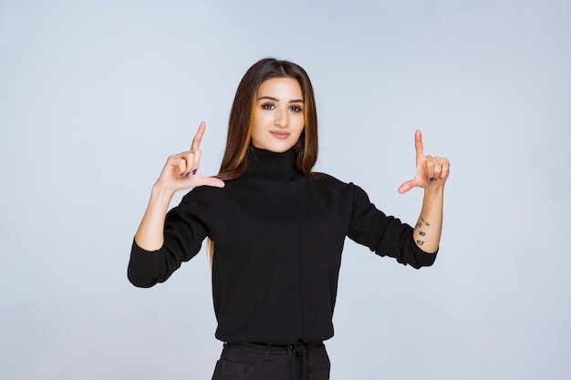 Fille montrant la taille d'un objet avec les mains. photo de haute qualité