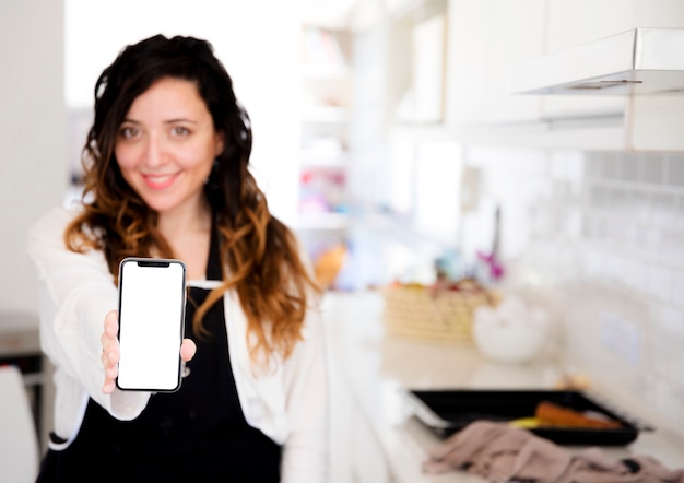 Fille Montrant Un Téléphone Portable