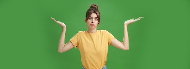 Photo gratuite fille ne savent rien portrait de confuse incertain femme mignonne avec les cheveux peignés haussant les épaules avec