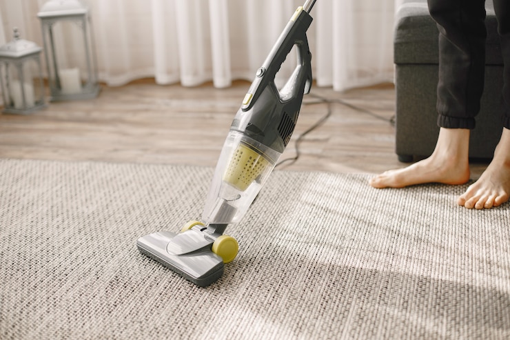 Photo gratuit fille nettoyant la maison avec un aspirateur.