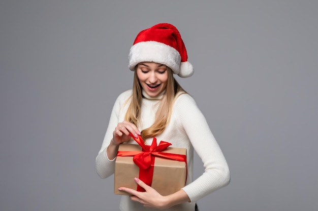 La fille de Noël a reçu un cadeau