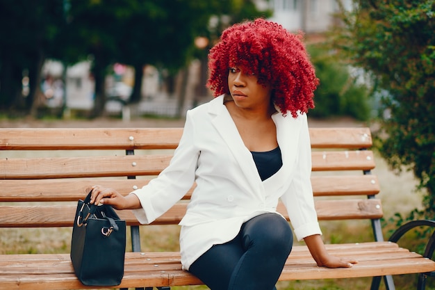 Photo gratuite fille noire dans un parc d'été