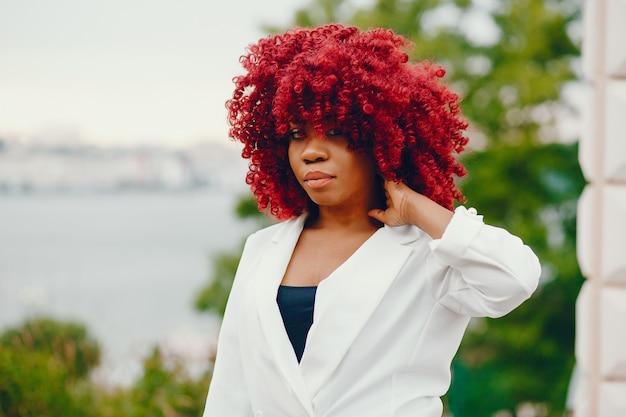 Photo gratuite fille noire dans un parc d'été