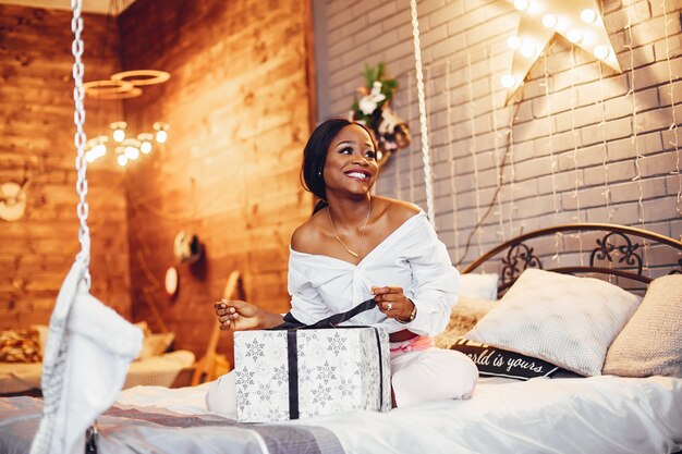 Fille noire élégante dans les décorations de Noël