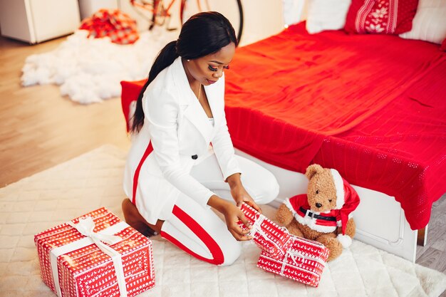 Fille noire élégante dans les décorations de Noël