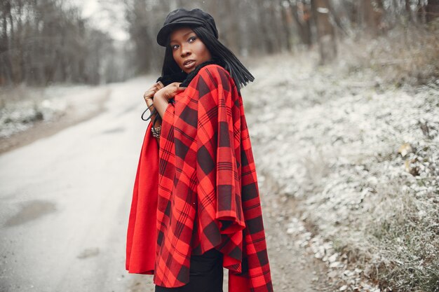 Fille noire élégante dans un parc d&#39;hiver