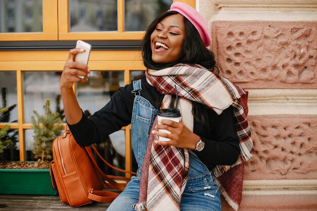 Fille noire élégante dans une ville d&#39;hiver