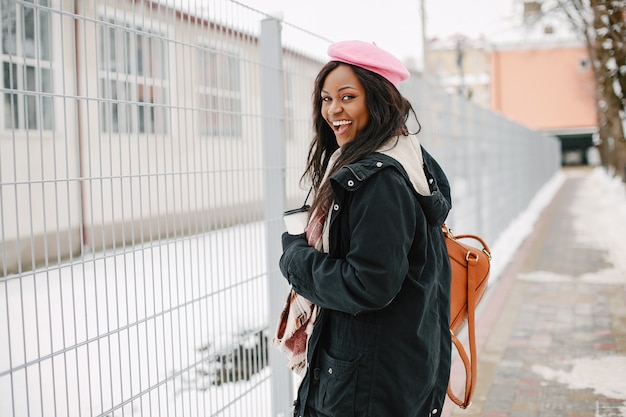 Fille noire élégante dans une ville d&#39;hiver