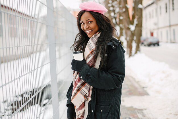 Fille noire élégante dans une ville d&#39;hiver