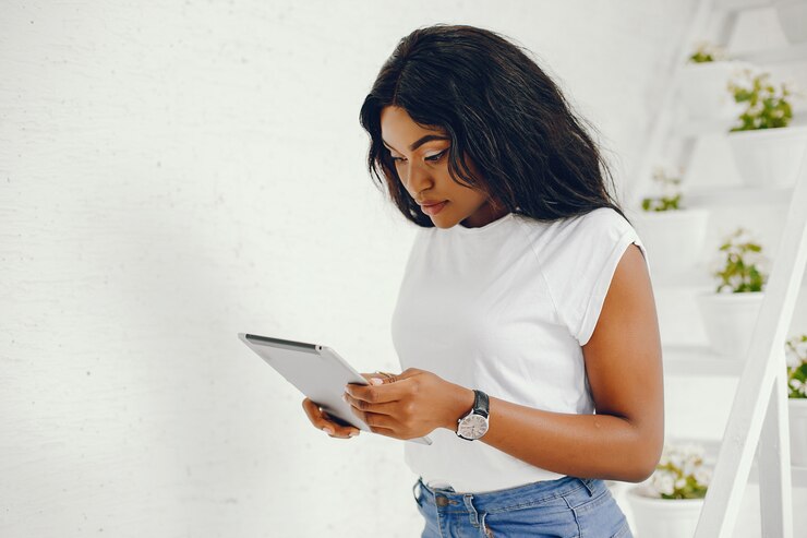 Photo gratuit une fille noire élégante.