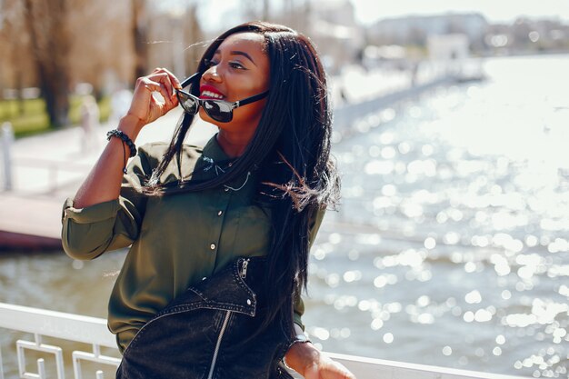 fille noire à la mode dans un parc