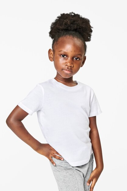 Fille noire portant un t-shirt blanc