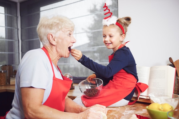 Fille Nourrir Sa Grand-mère Avec Des Fruits Secs