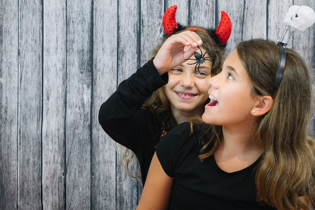 Fille Nourrit L'araignée à Son Amie