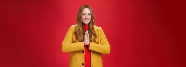 La fille nous accueille avec un geste de namaste bouddhiste en pressant les paumes ensemble sur la poitrine en souriant amicalement