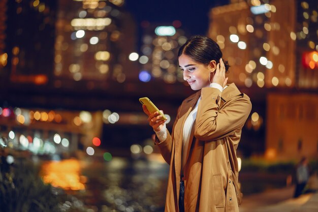 fille de nuit avec téléphone